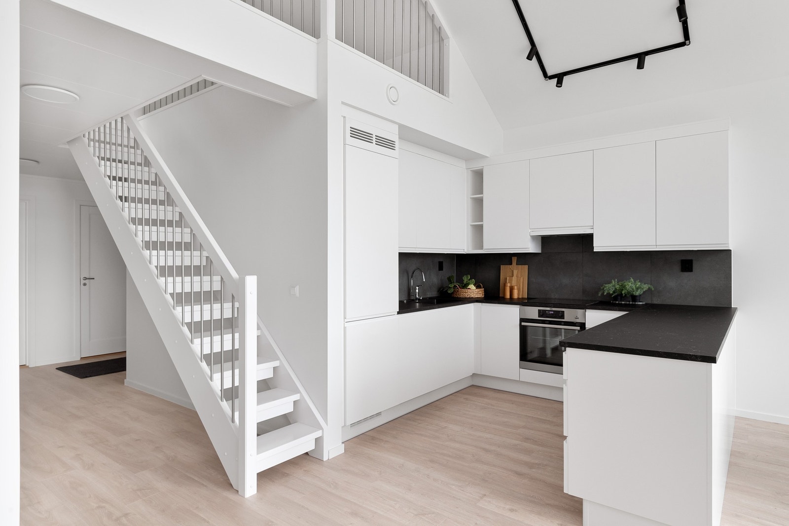 Fra kjøkken/stue er det trapp til hems Galleribilde
