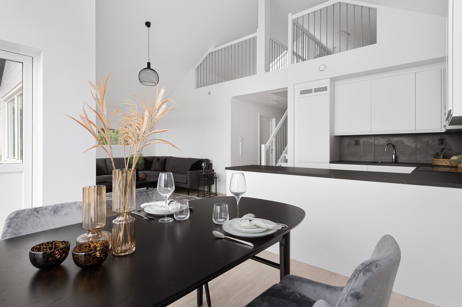 Det er åpen løsning mellom kjøkken og stue Galleribilde