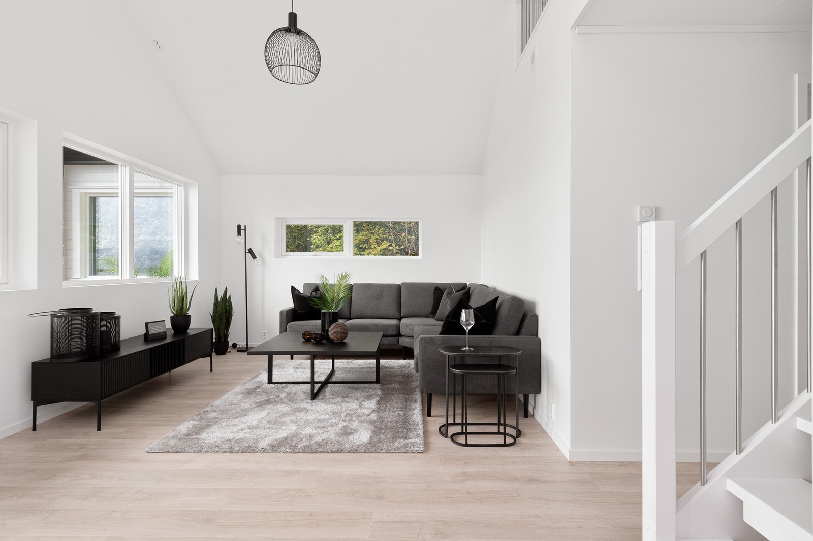 Flere vinduer sørger for godt lys, og gir deg også muligheten for å sitte i sofaen og nyte utsikten. Galleribilde