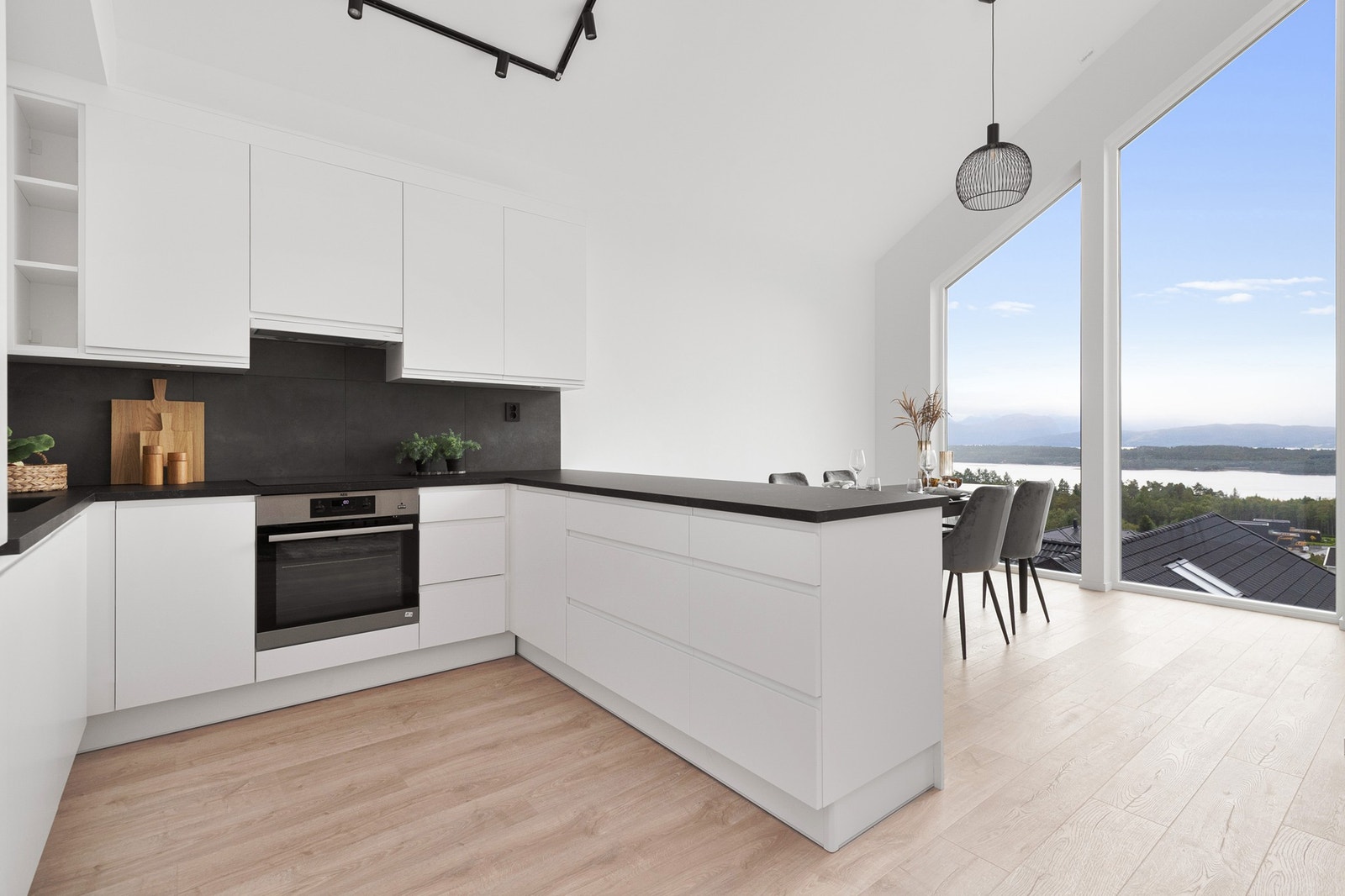 Innredningen åpner seg mot spiseplass med fantastisk utsikt Galleribilde