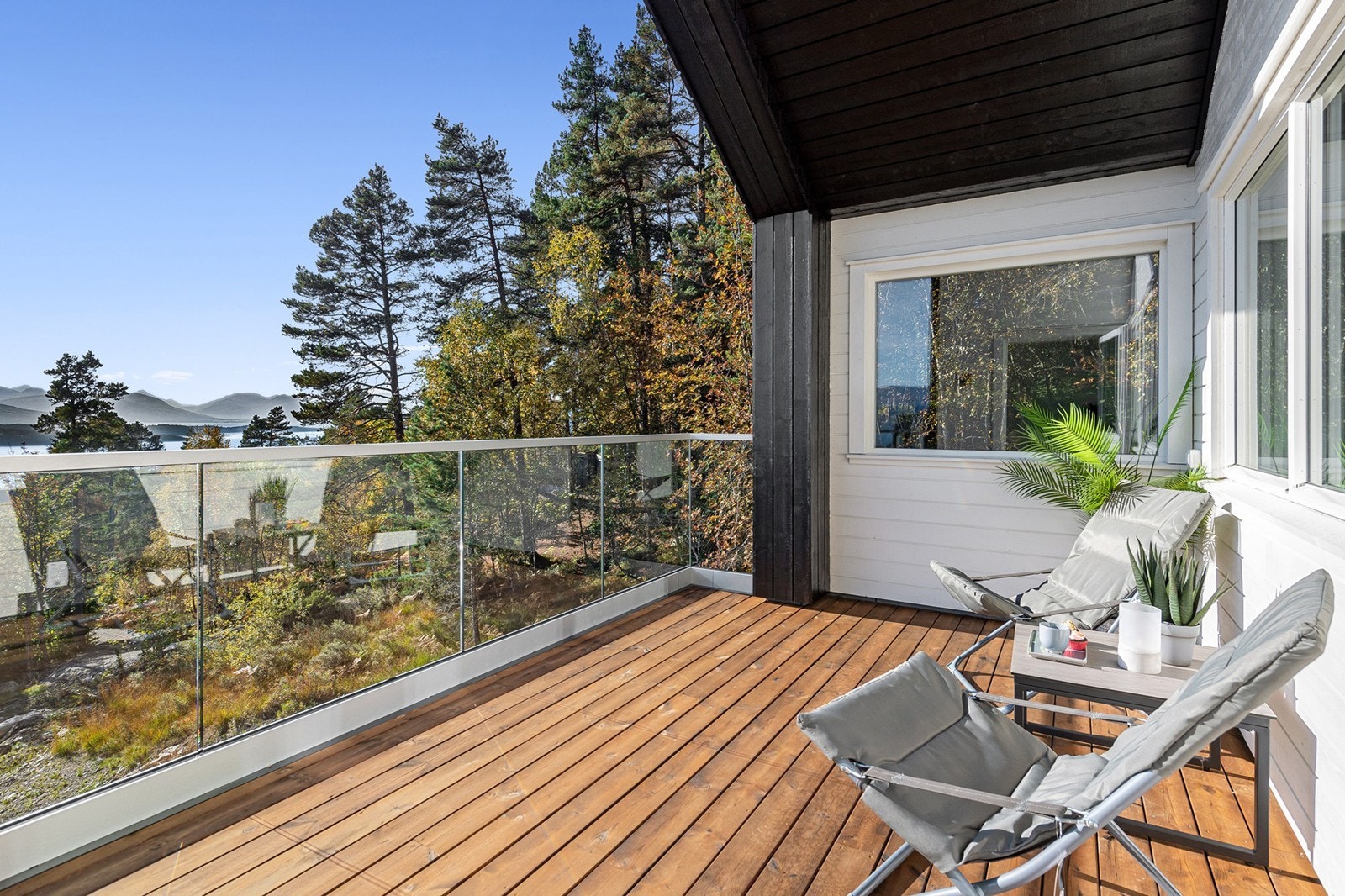 Leilighetene mot vest har stort vindu i vestveggen på balkong/terrasse Galleribilde