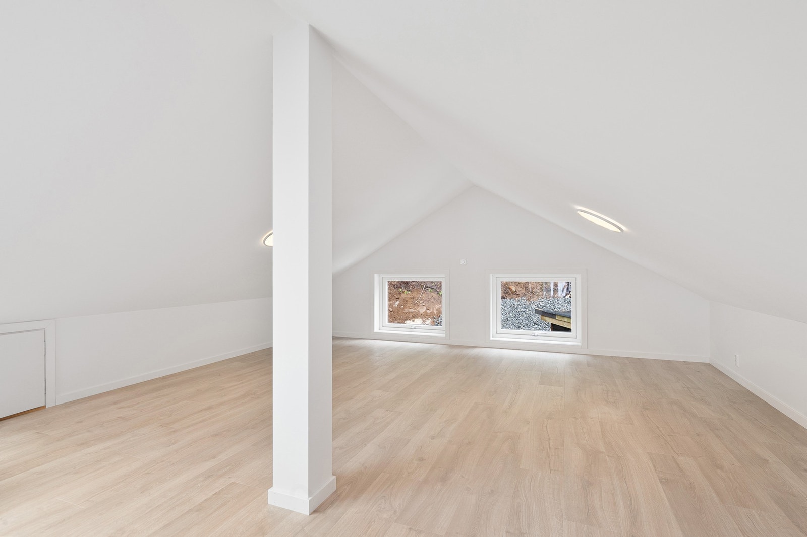 Arealet på hemsen er ikke målbart, men har en grunnflate på ca 34 m². Vinduene sørger for lys inn. Galleribilde