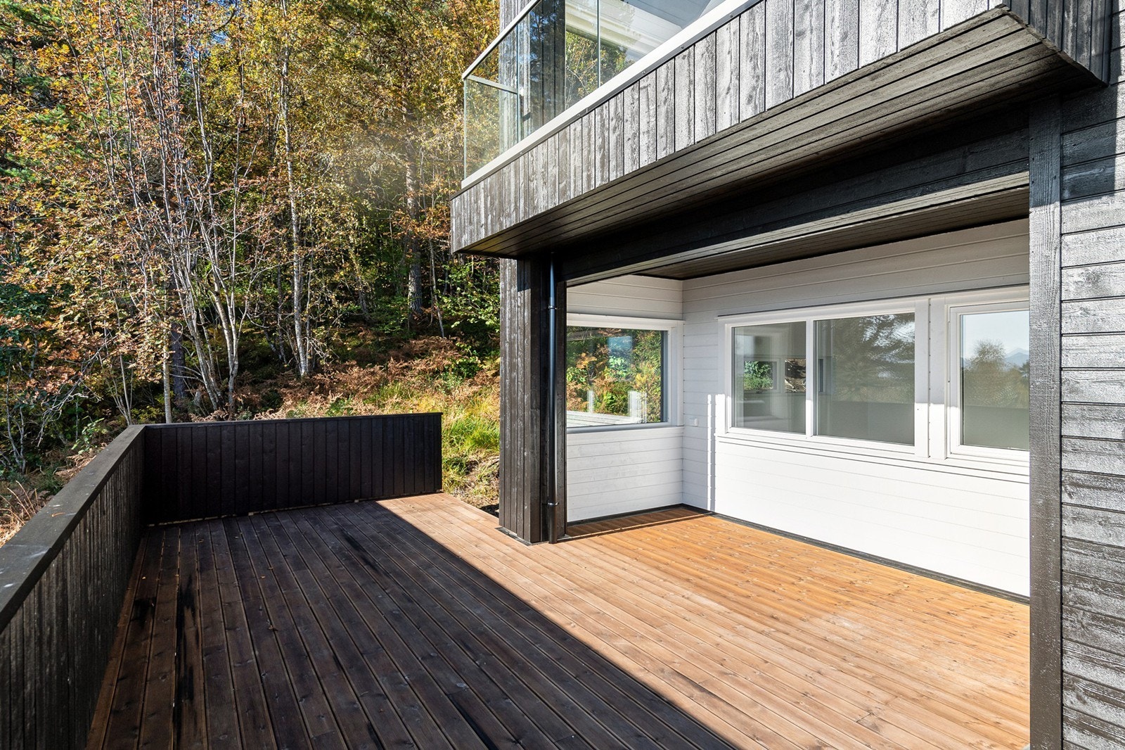 Terrassen i 1. etasje har også vindu mot vest Galleribilde