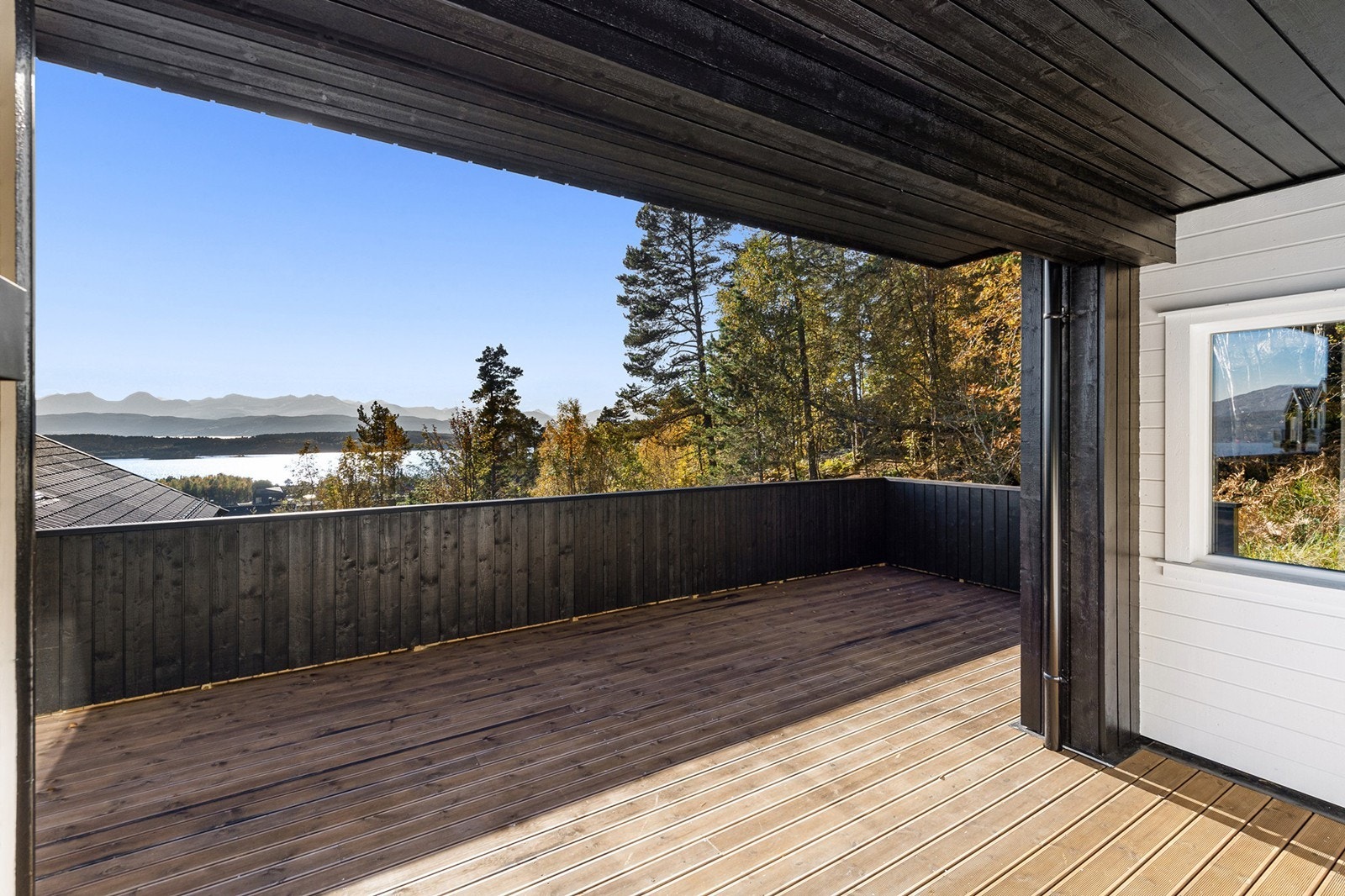 Delvis overbygd terrasse i 1. etasje Galleribilde