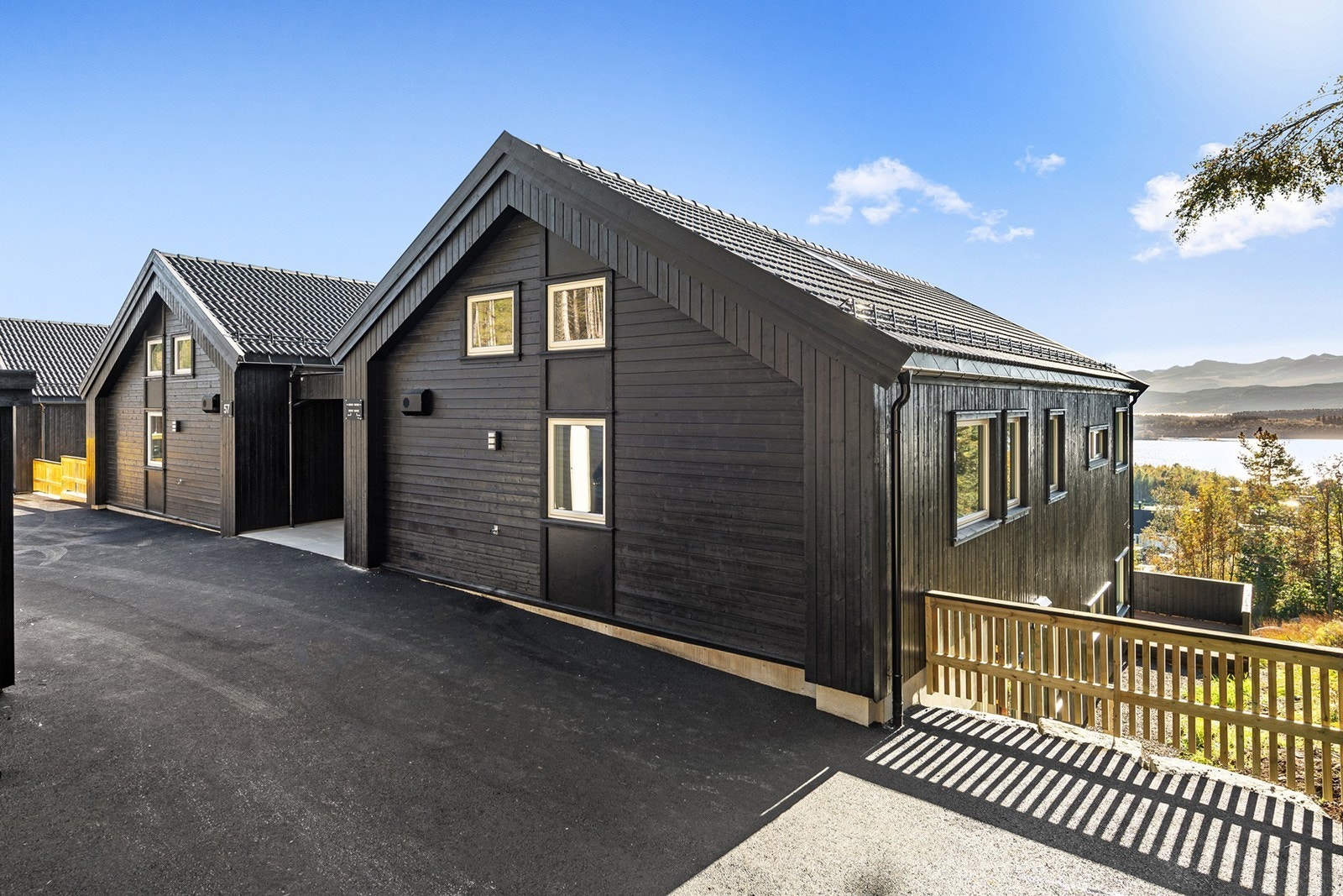 Det er asfaltert innkjørsel til boligene Galleribilde