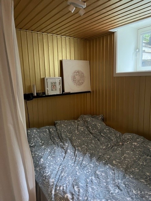 Sovealkove med vindu og plass til klesskap Galleribilde