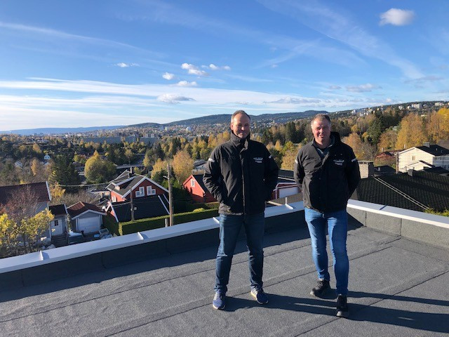 Bilde av LBL Bygg AS ved byggmesterne Jan Egil og Knut Bjørnar Lande med utsikt over Oslo. Det er vi som har bygget boligene