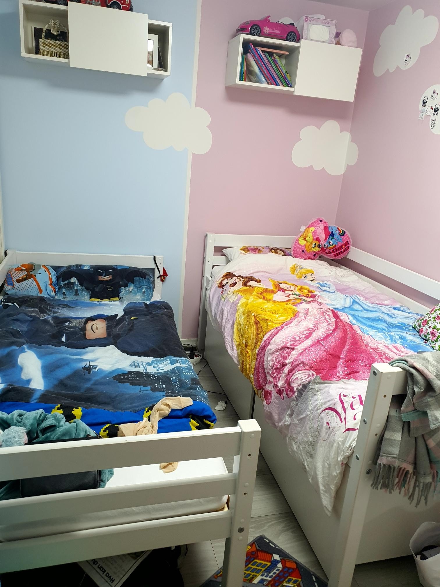 Soverom nr 2, er malt i lyse fargen, en liten bod og en 75cm garderobeskap Galleribilde