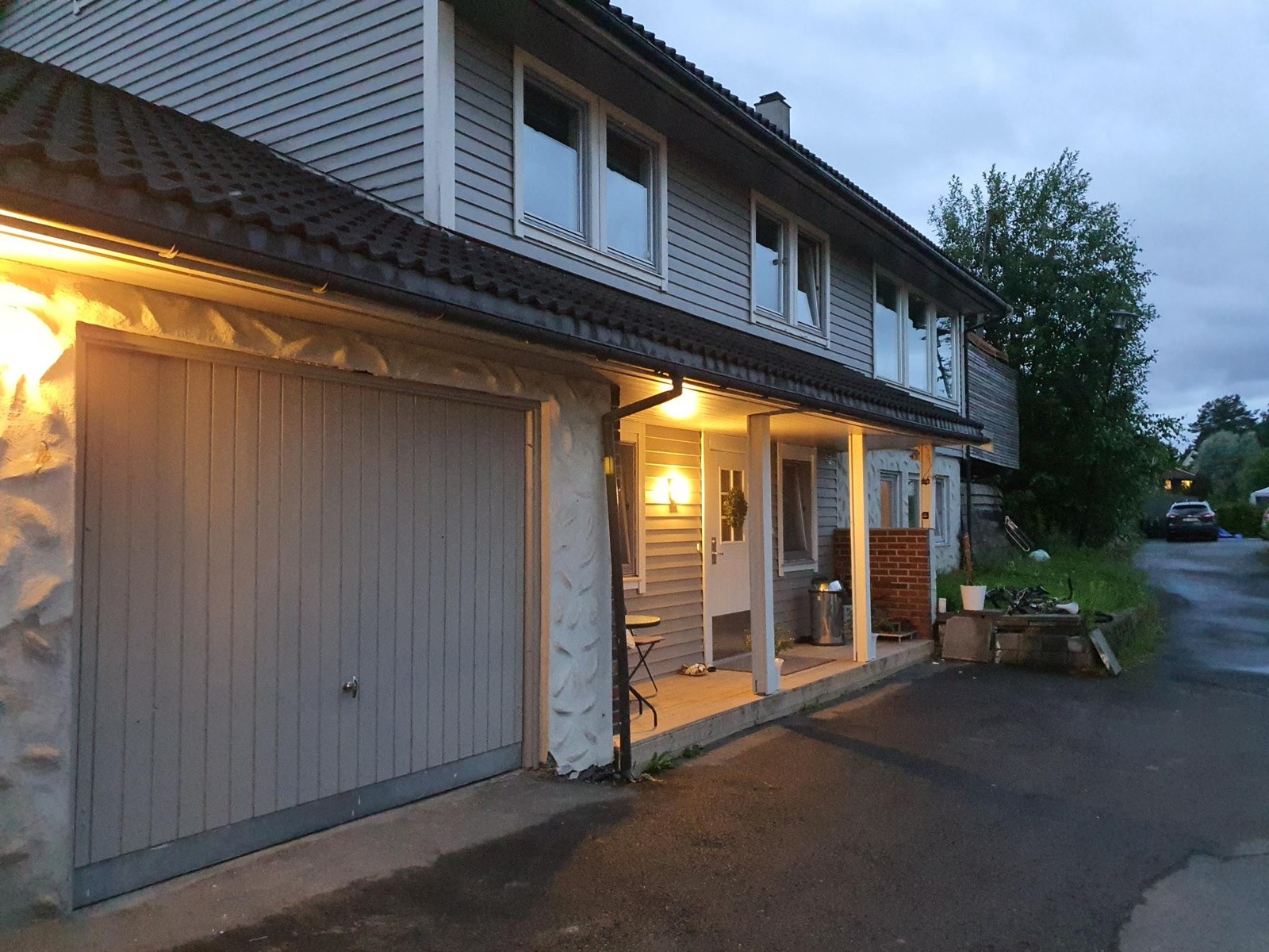 Ute er under oppussing. Bytter kledning Galleribilde