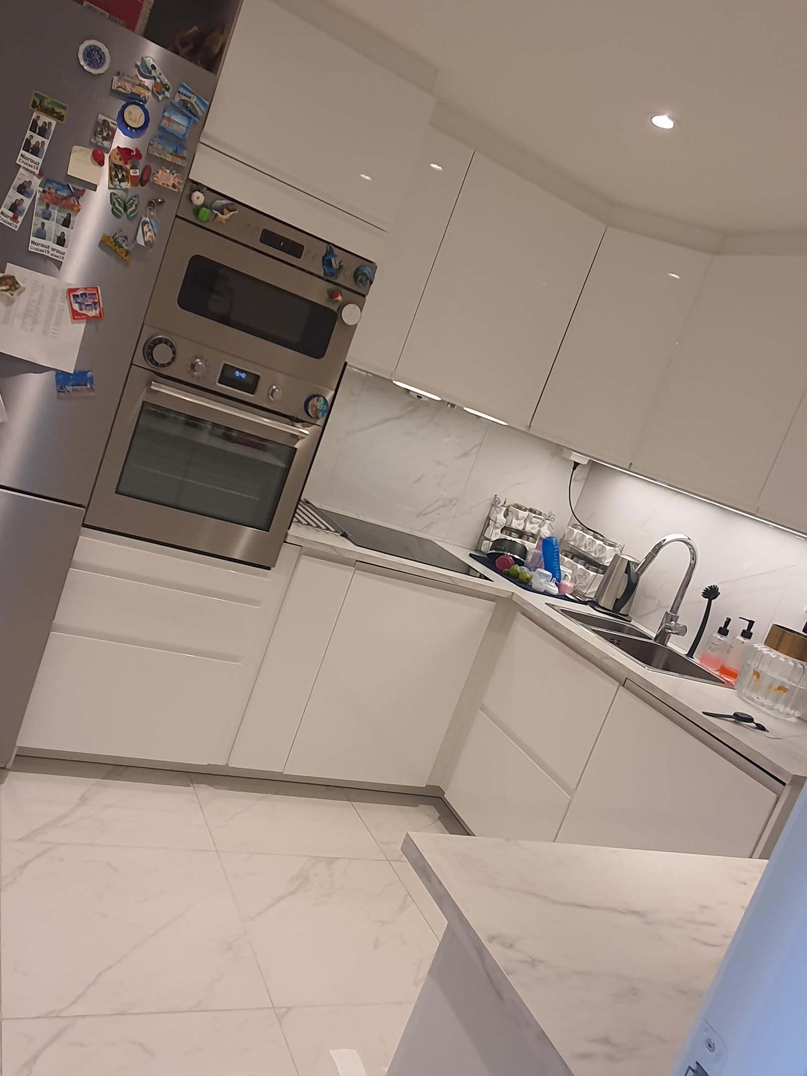 Pent og lys Kjøkken inkl hvitevarer, flis og varmekabel Galleribilde