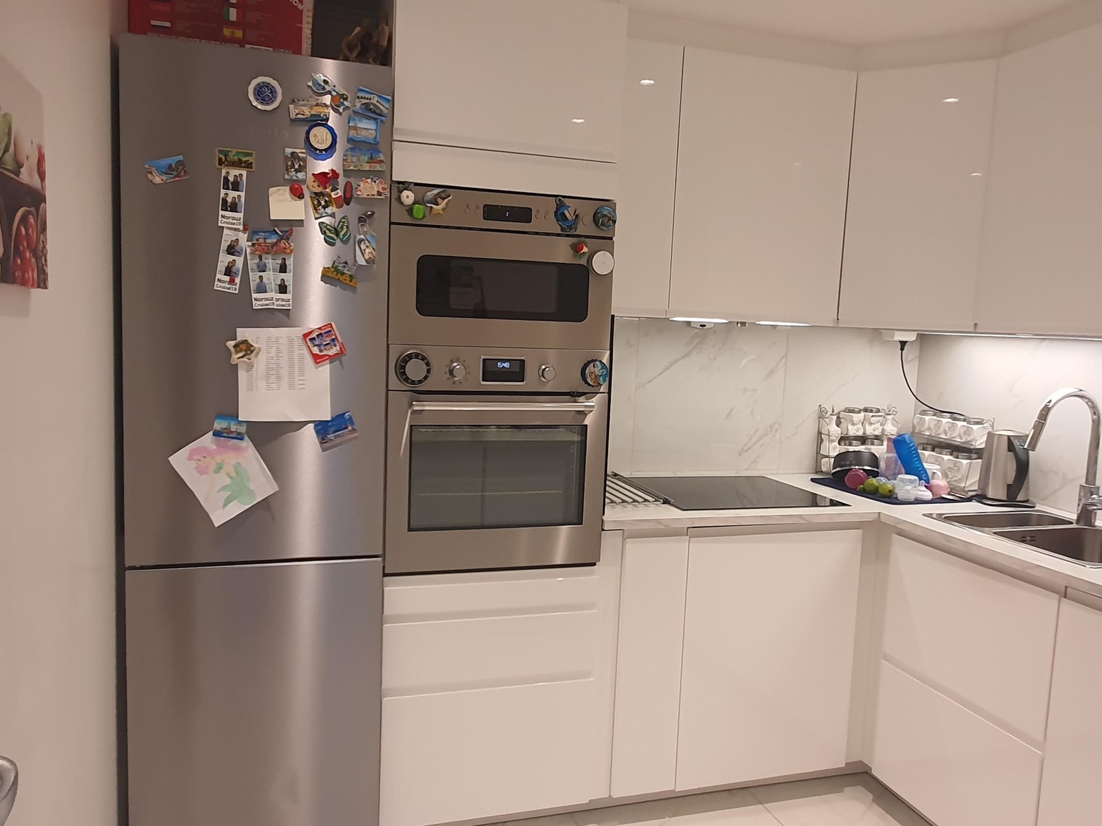 Integrert oppvaskemaskin og mikrobølgeovn, ovn, kjøleskap Galleribilde