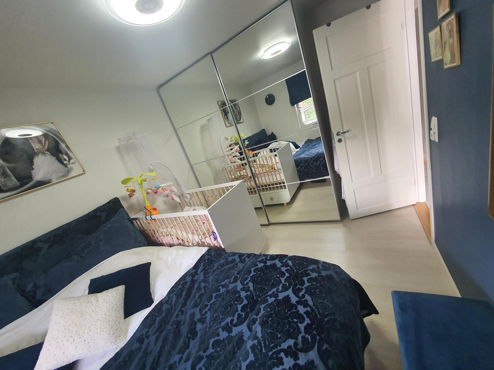 Stort soverom med dobbelt garderobeskap, varmekabel i gulvet Galleribilde