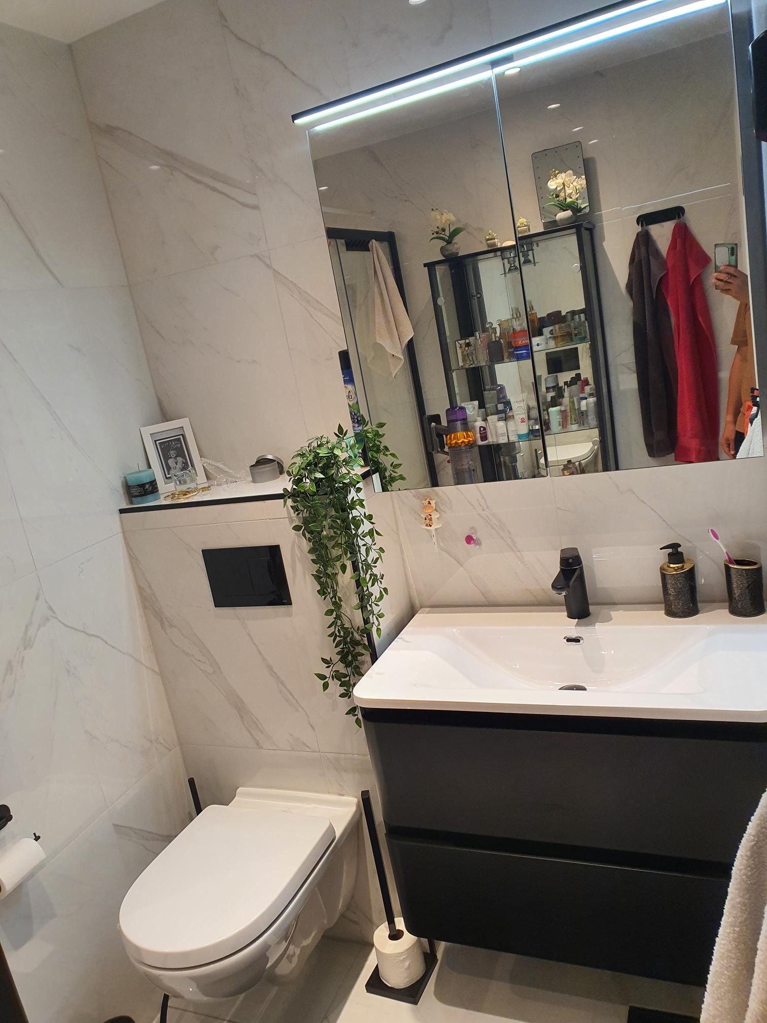 Vask med speilskap Galleribilde