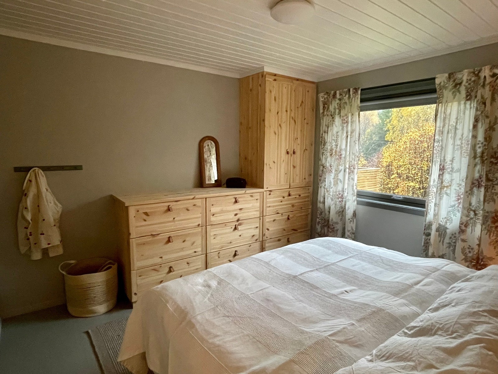 Soverom 1. etg med plassbygget skap og kommode Galleribilde