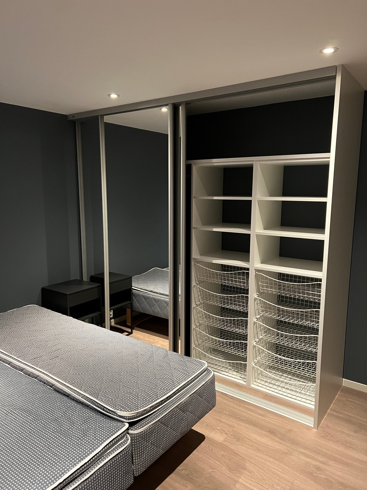 Soverom med skyvedørsgarderobe Galleribilde