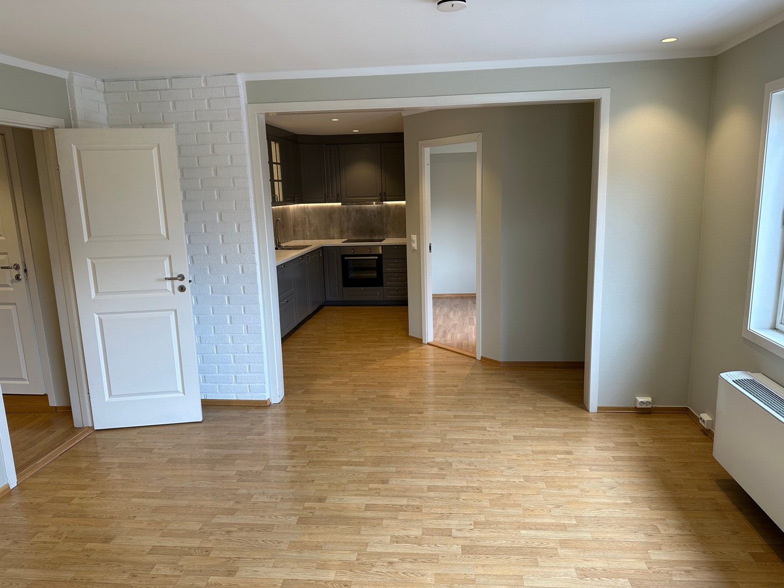 Stue mot kjøkken Galleribilde