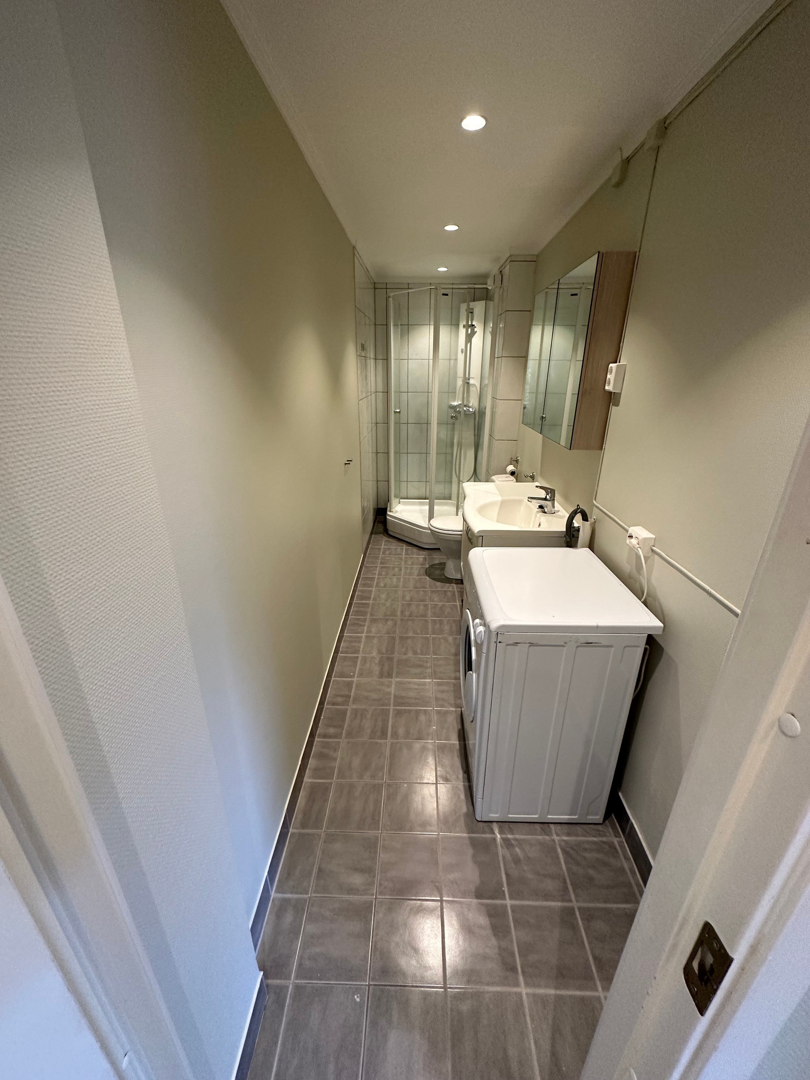 Bad med plass til vaskemaskin. Plass til tørketrommel Galleribilde