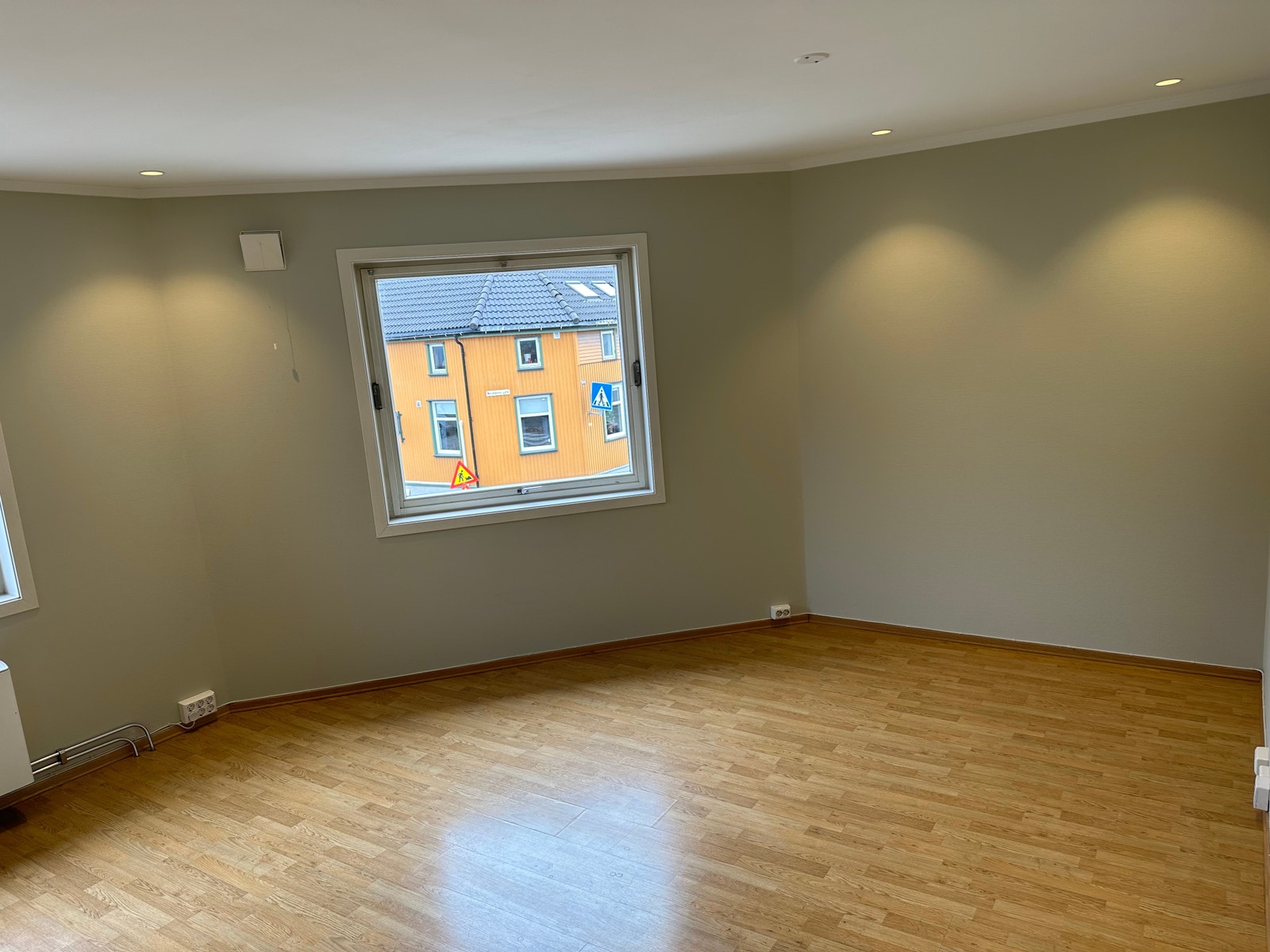 Stue mot syd, downlights i tak Galleribilde