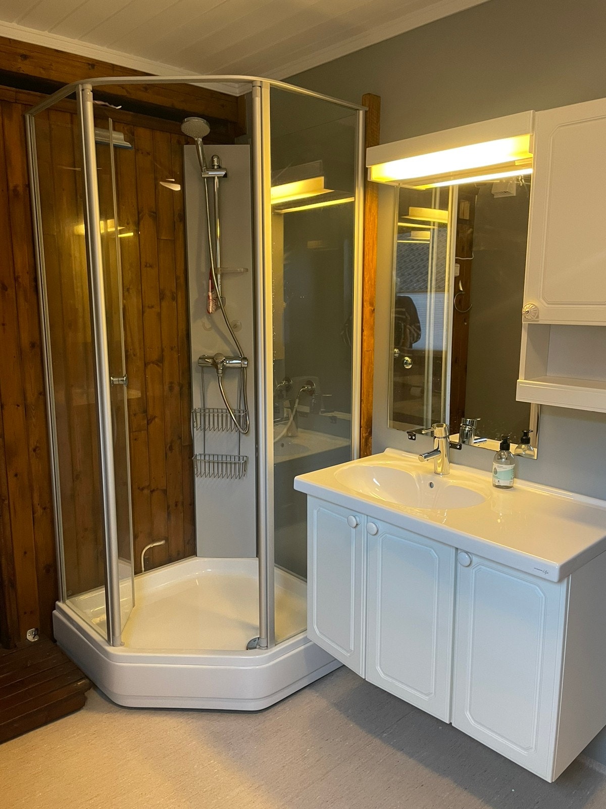 Bad med dusjkabinett 1. etg Galleribilde