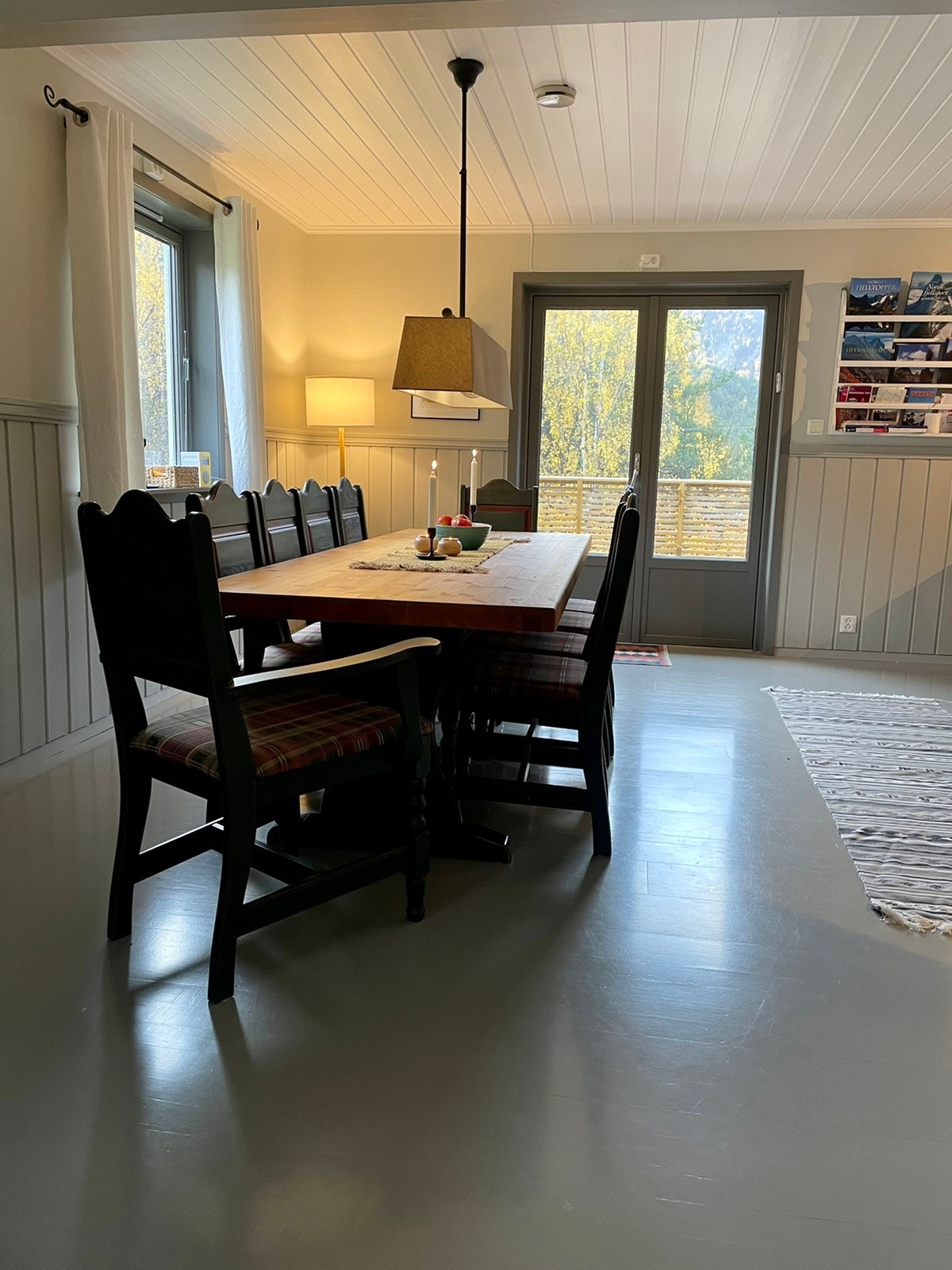 Spisestue med utgang til terasse Galleribilde