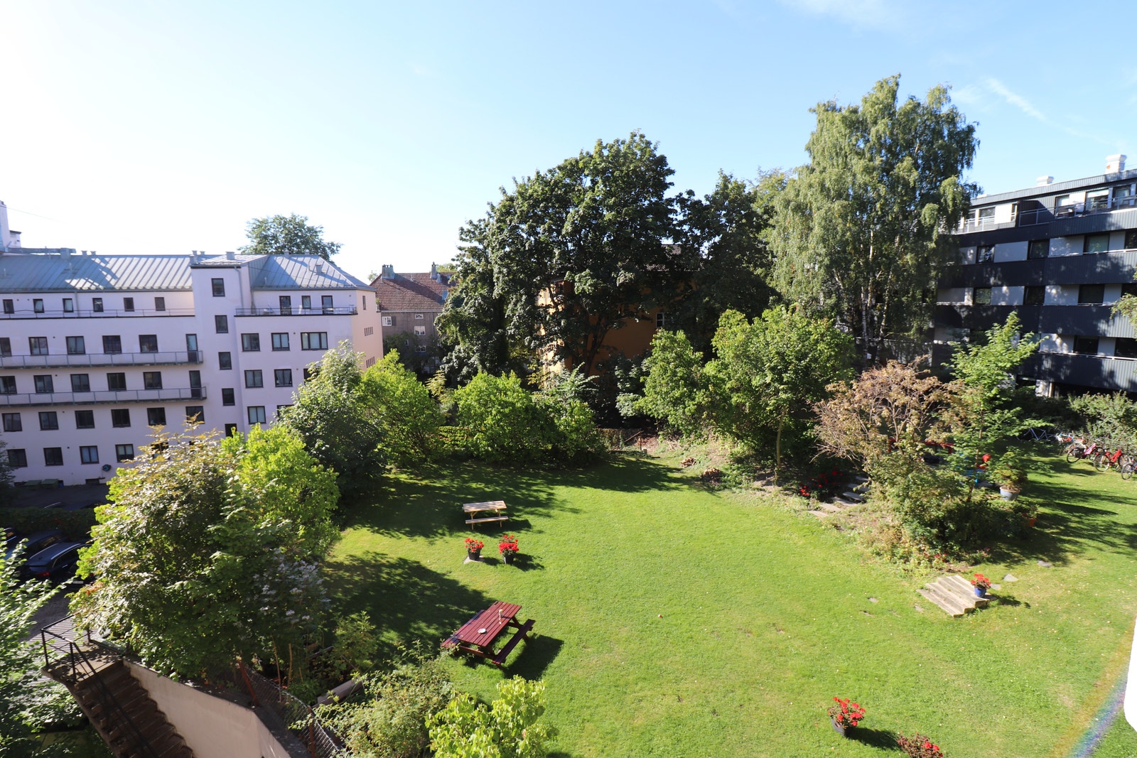 Utsikt til privat hage om sommer Galleribilde