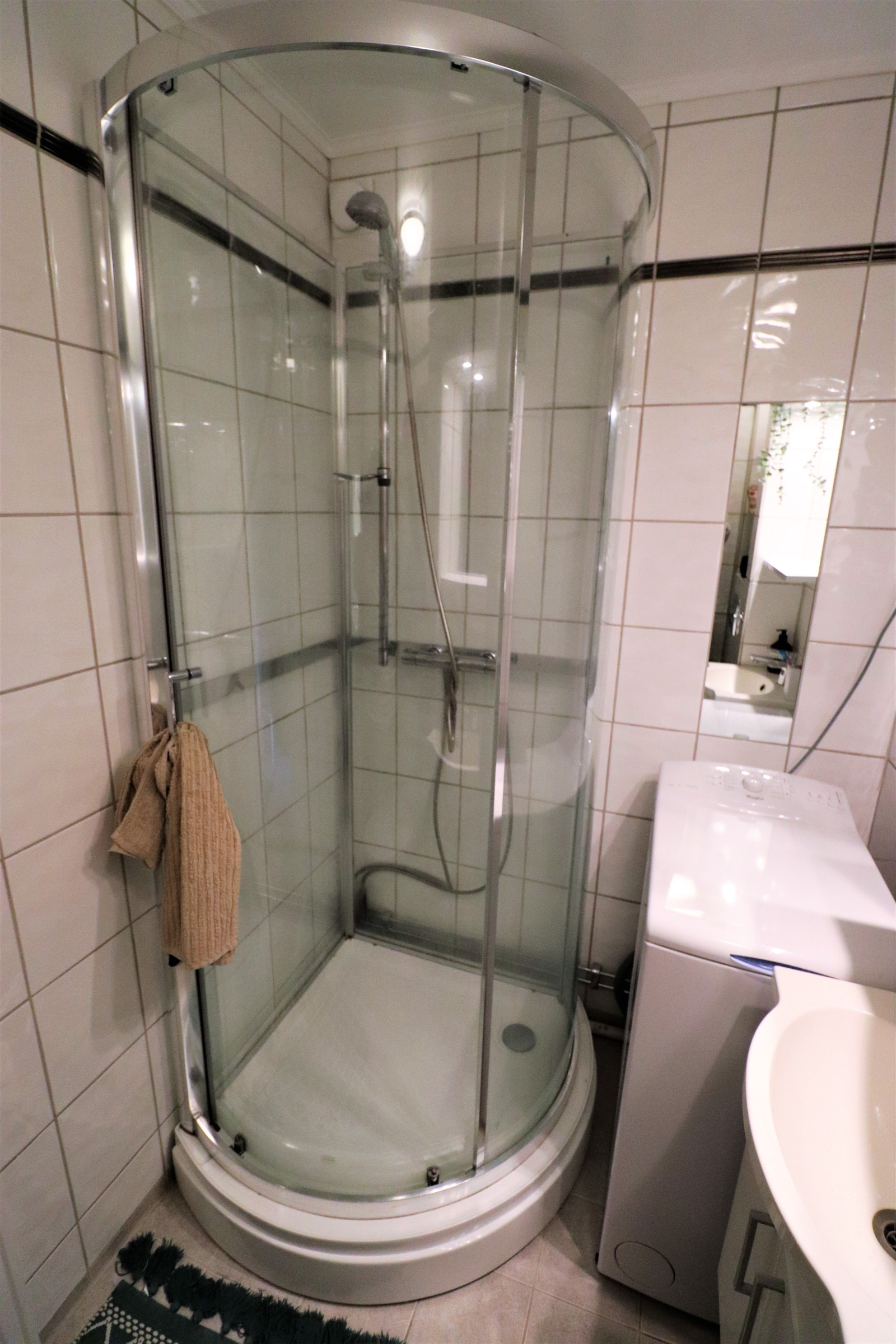 Dusjkabinett og vaskemaskin Galleribilde