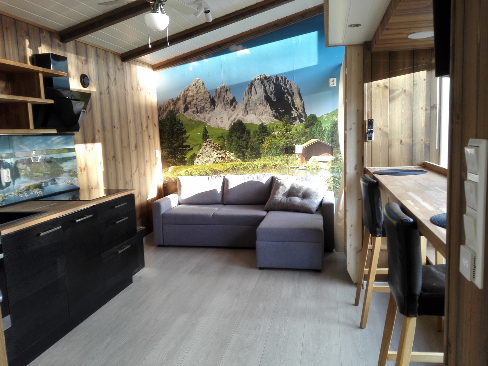 Stue, samt kjøkken med hvitevarer Galleribilde