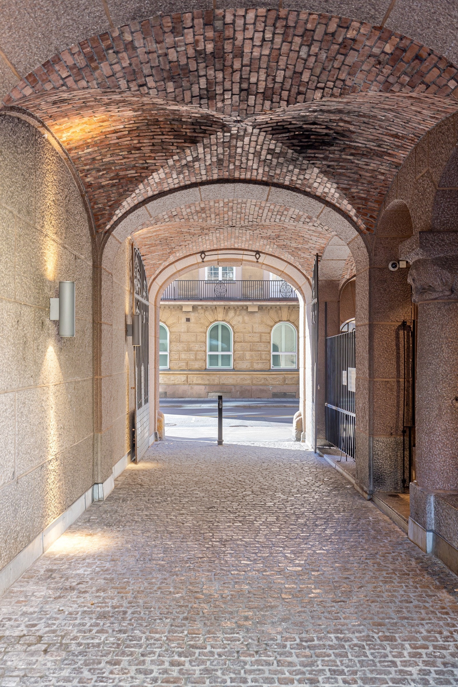 Fotokredit Privatmegleren Inngang til bakgård Galleribilde