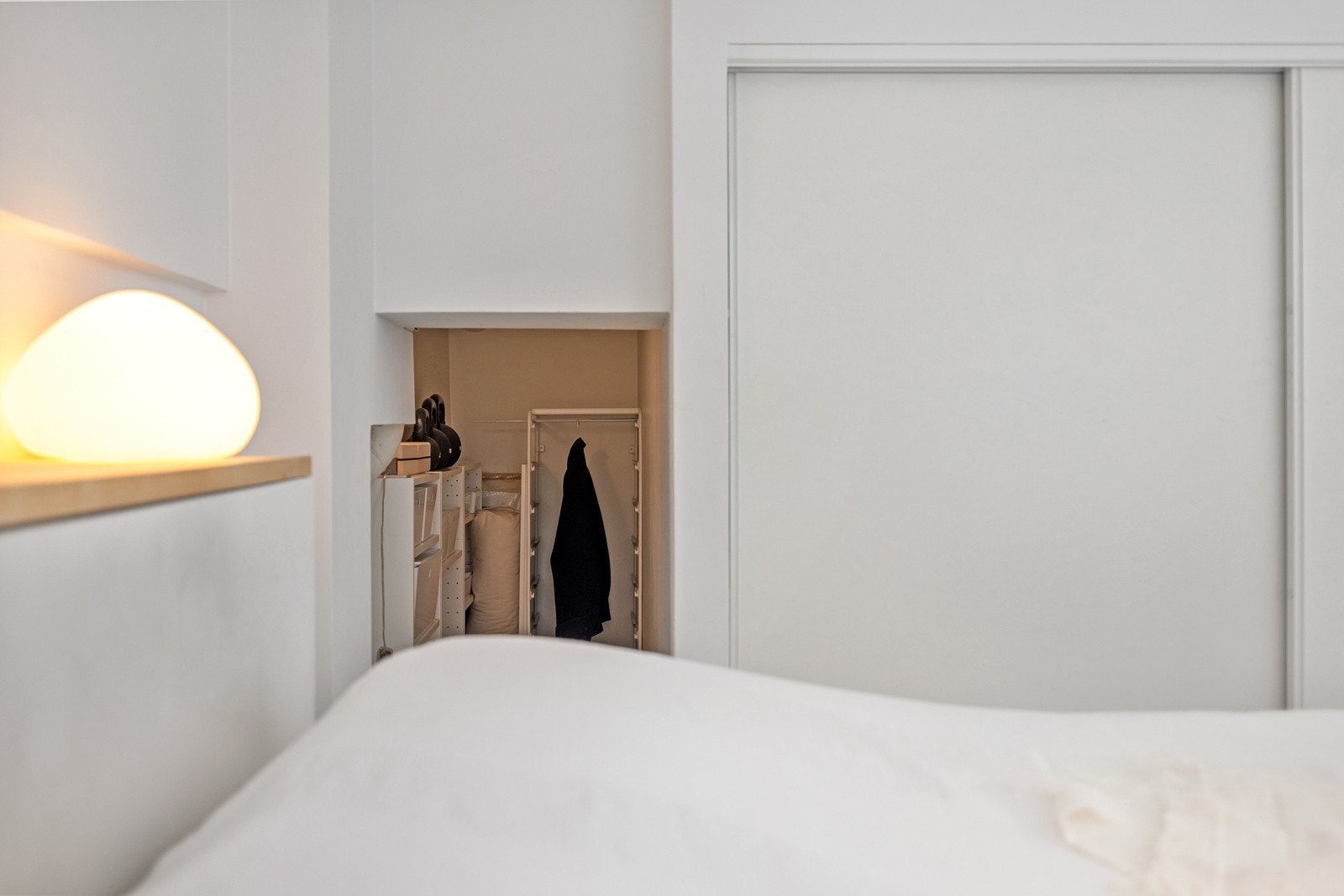 Fotokredit Privatmegleren Soverom på mezzanine med garderobeskap og skuffer Galleribilde