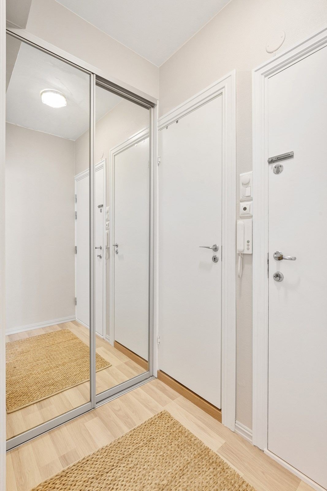 Entre med skyvedørsgarderobe Galleribilde