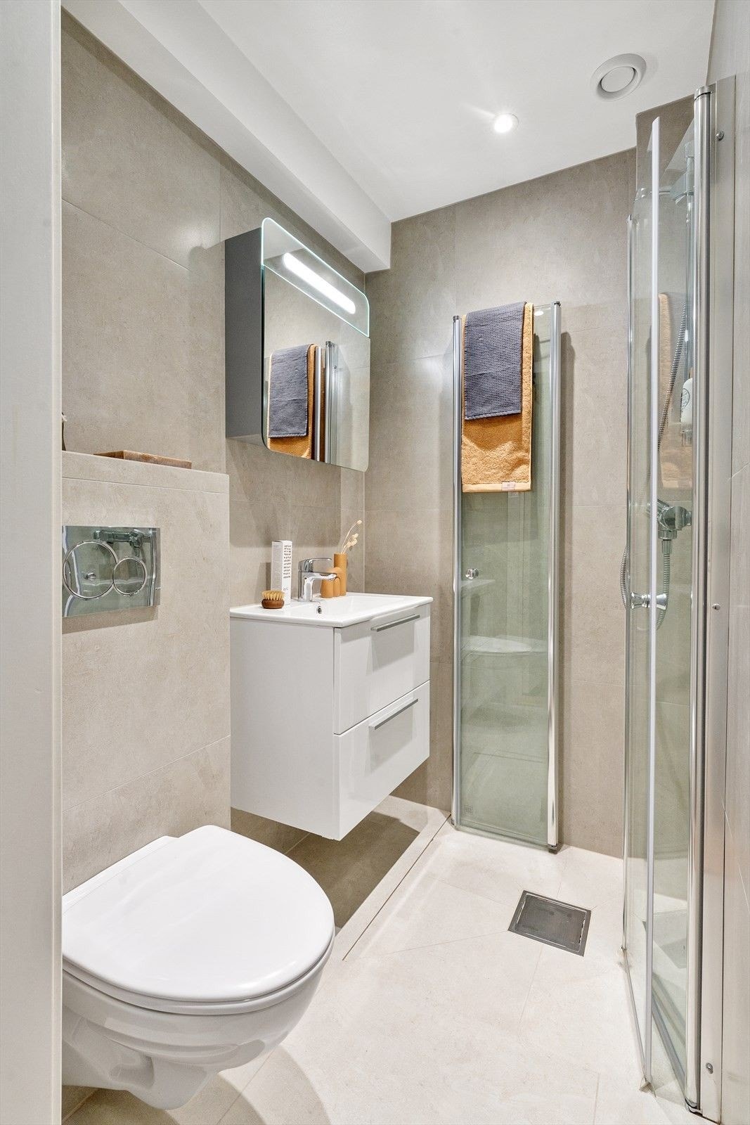 Delikat, flislagt bad fra 2021 Galleribilde