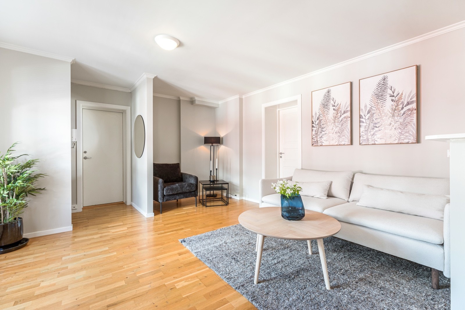 Stuen mot inngangsparti og baderom Galleribilde