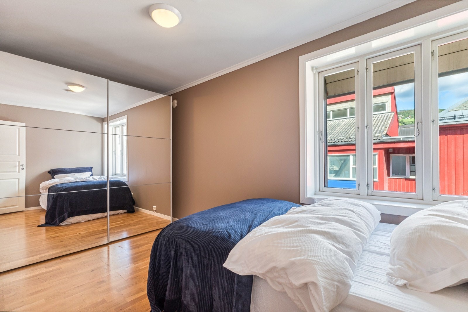 Hovedsoverom med garderobe Galleribilde