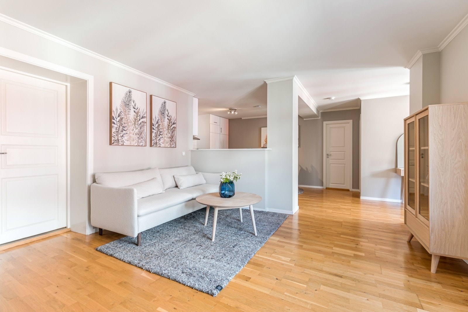 Stuen mot kjøkken og soverom Galleribilde