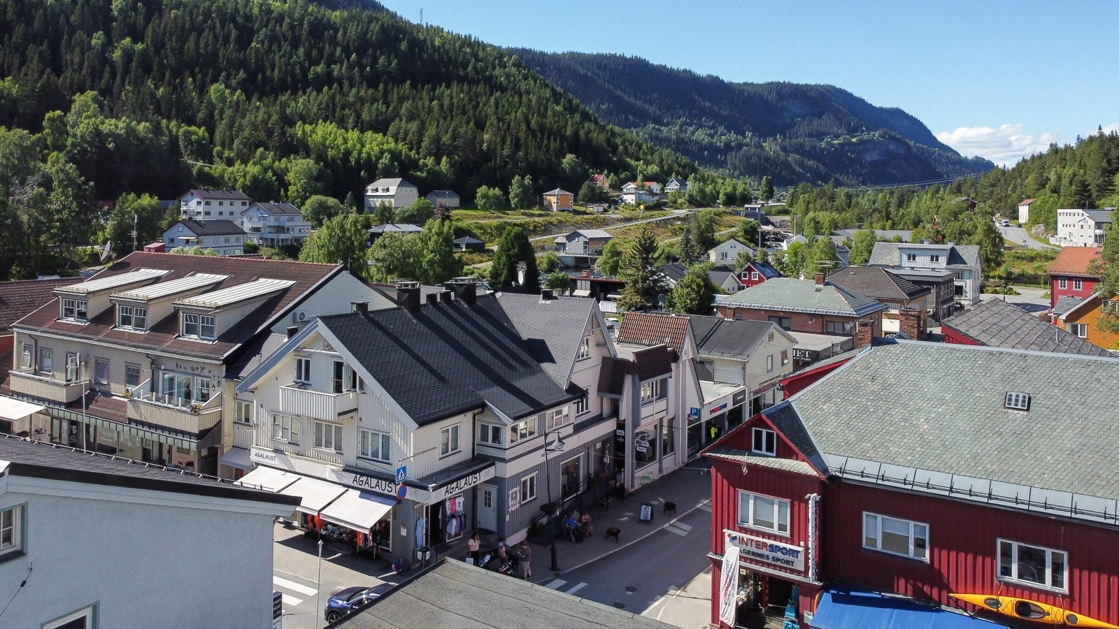 Leiligheten avbildet i det hvite bygget (Valdresvegen 5) inn mot gaten Gullsmedveien Galleribilde