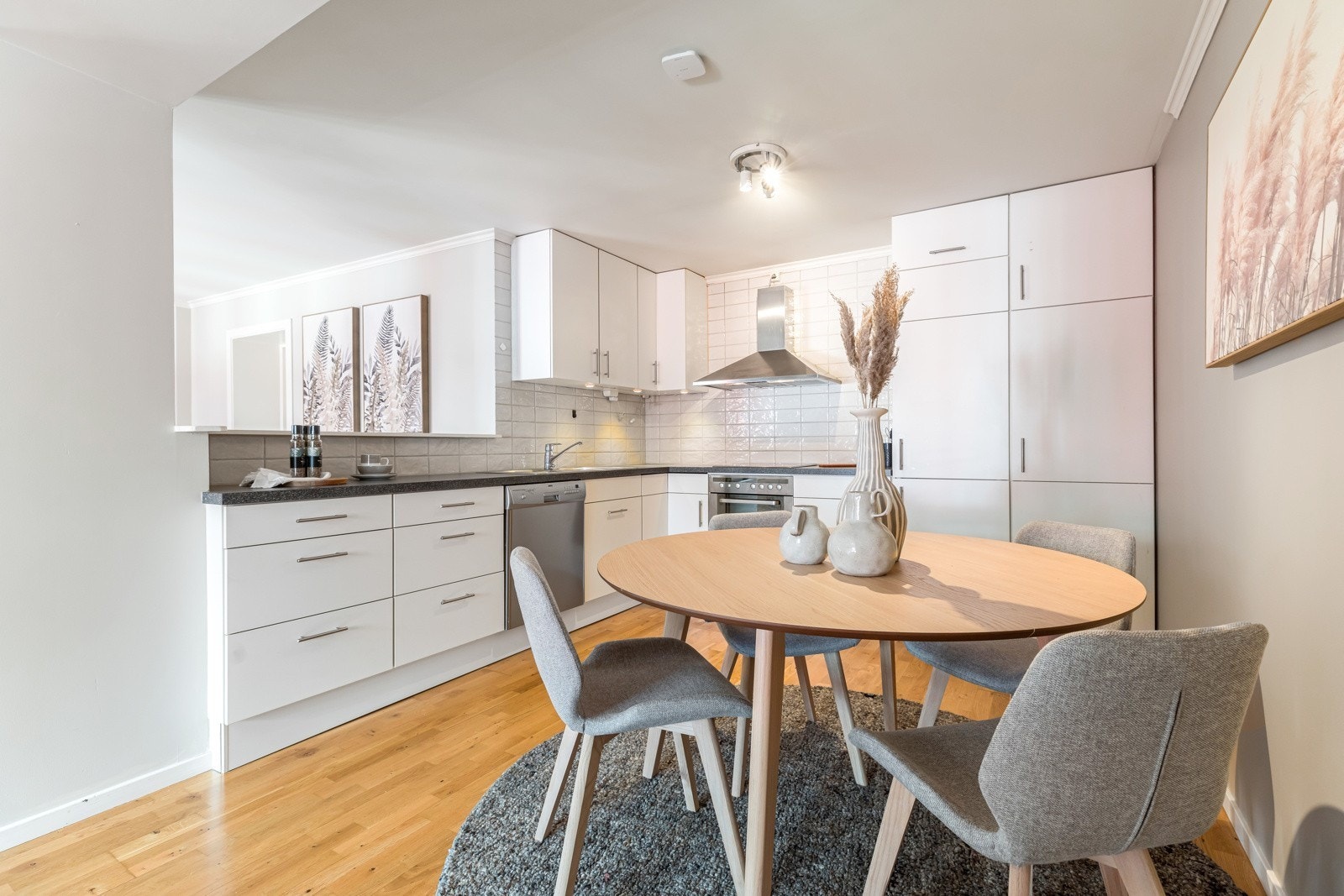 Romslig kjøkken med god skapplass Galleribilde