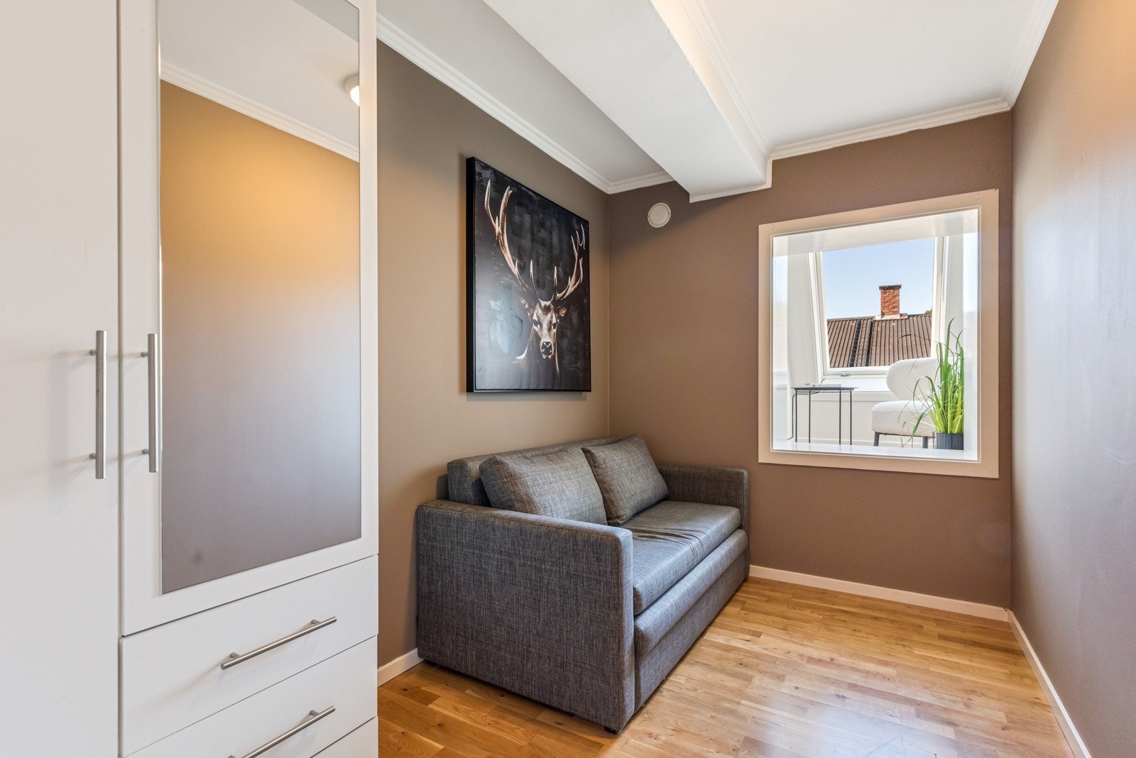 Soverom 2 med garderobe. Sovesofa kan benyttes av leietaker Galleribilde