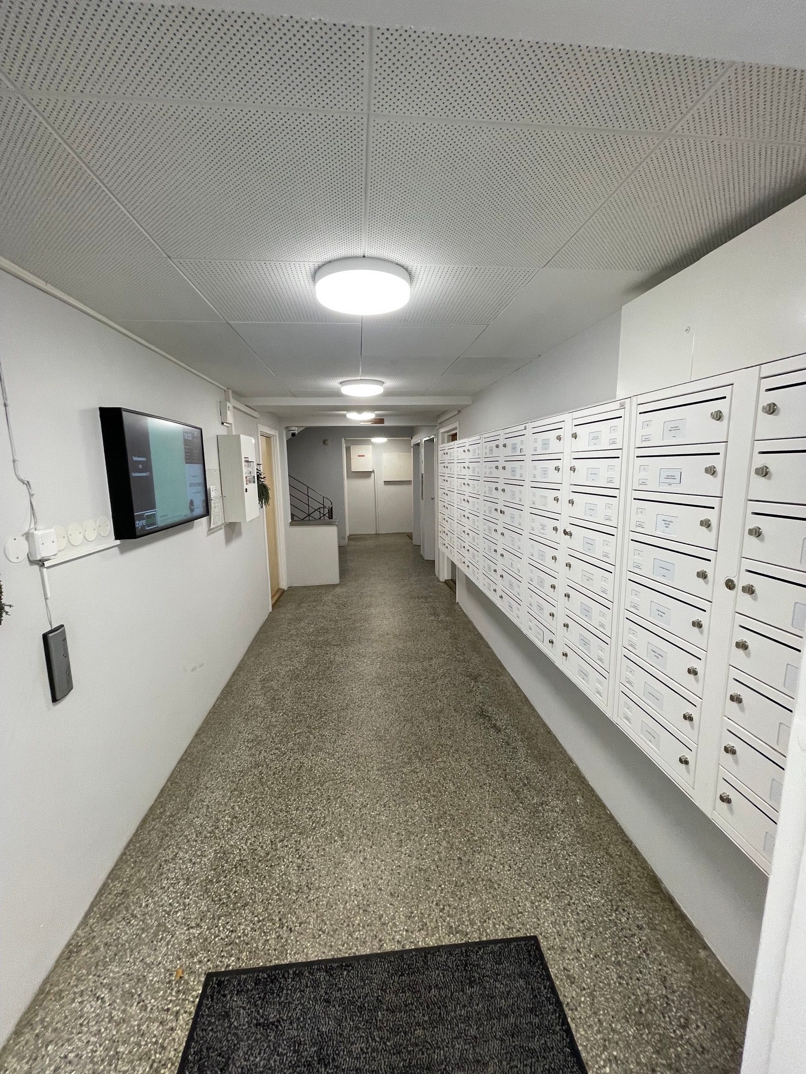 Oppusset inngangsparti - skjerm med info om kollektivtransport Galleribilde