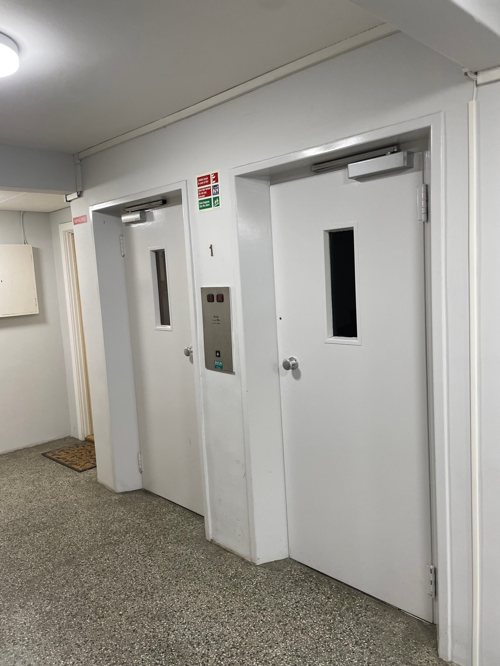 2 heiser (kjeller til 10. etasje) Galleribilde