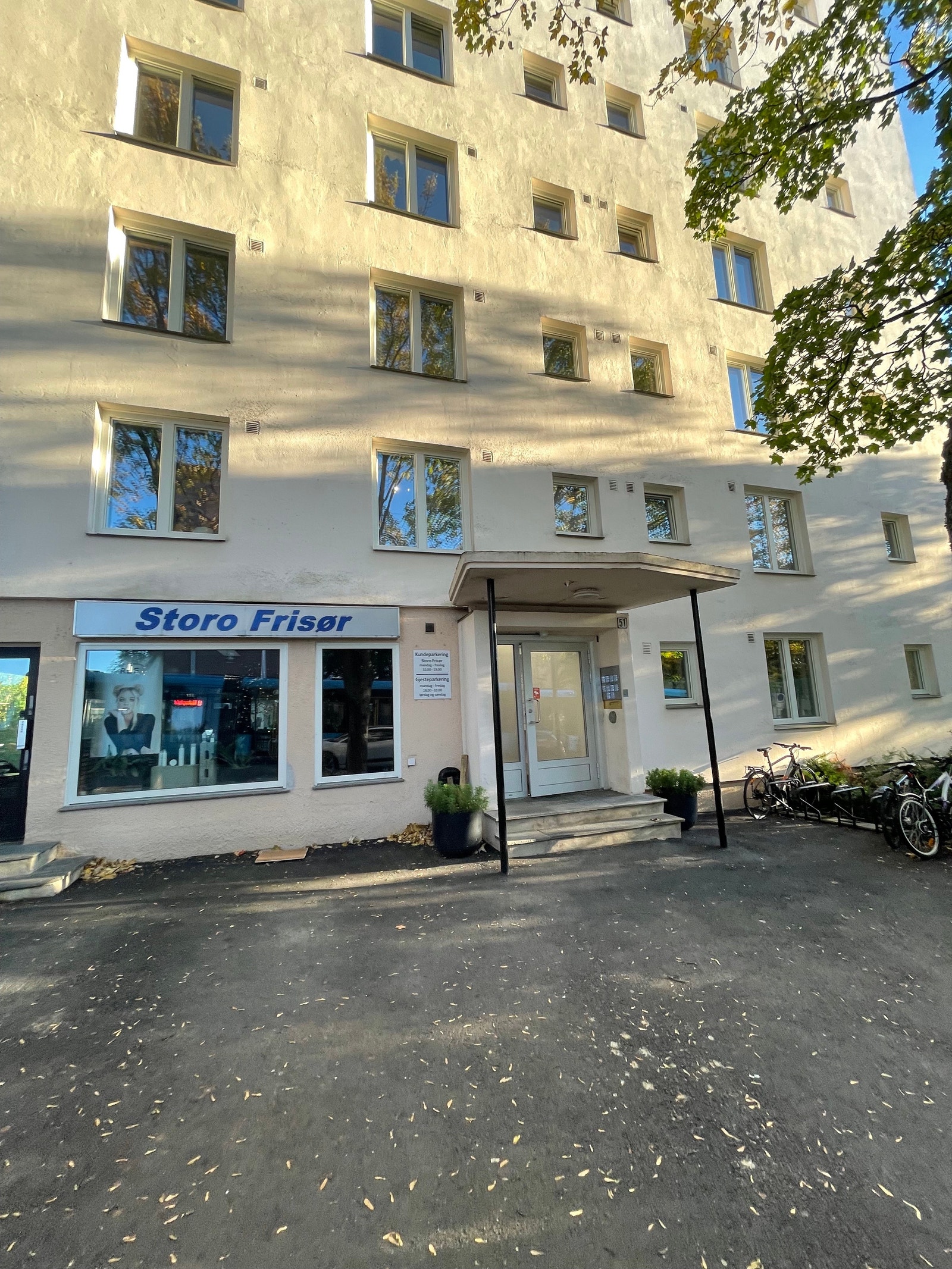 Inngangsparti, ved siden av Storo frisør Galleribilde