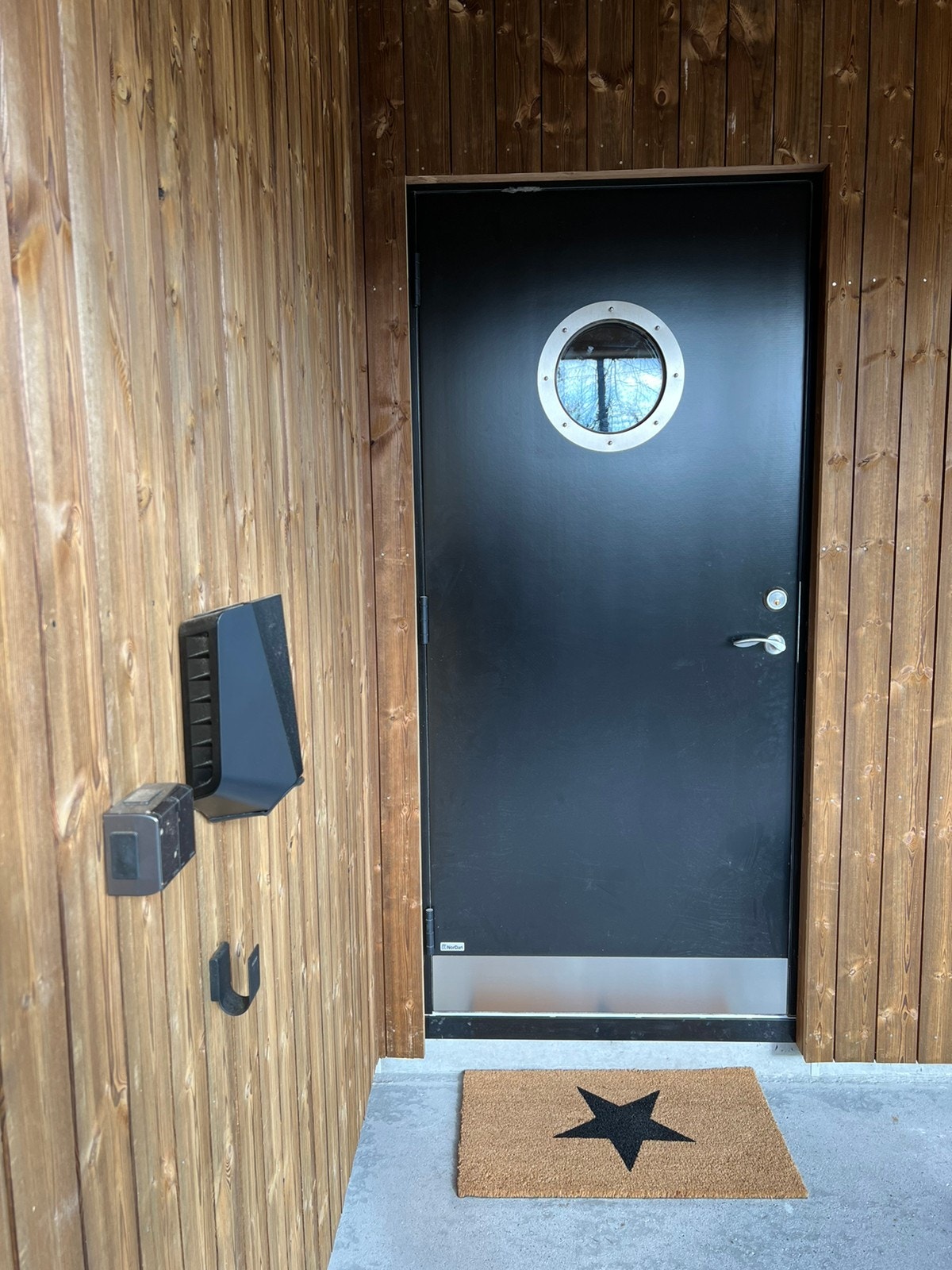 Inngang hus og elbillader i carport Galleribilde