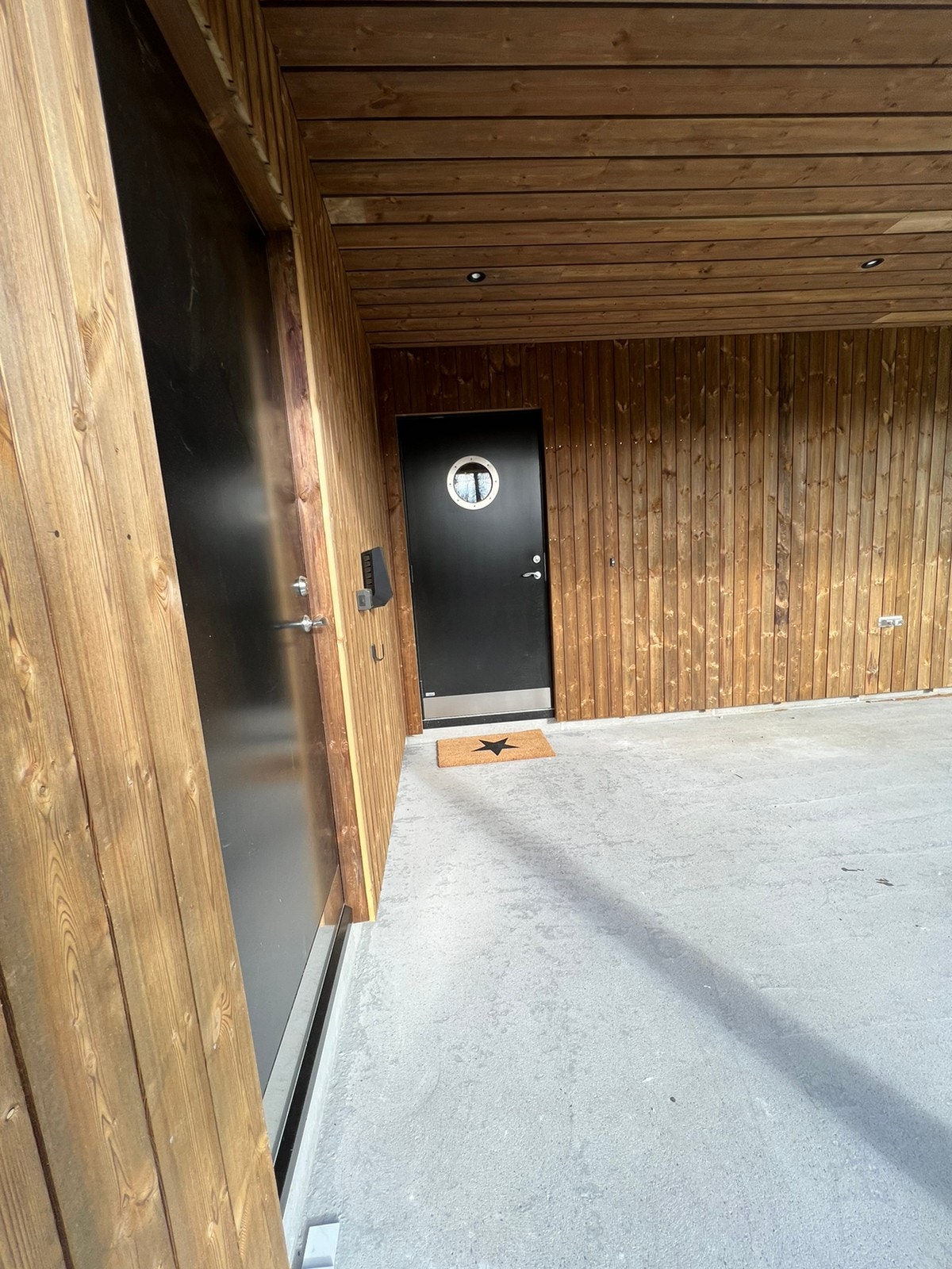 Inngang hus og bod i carport Galleribilde