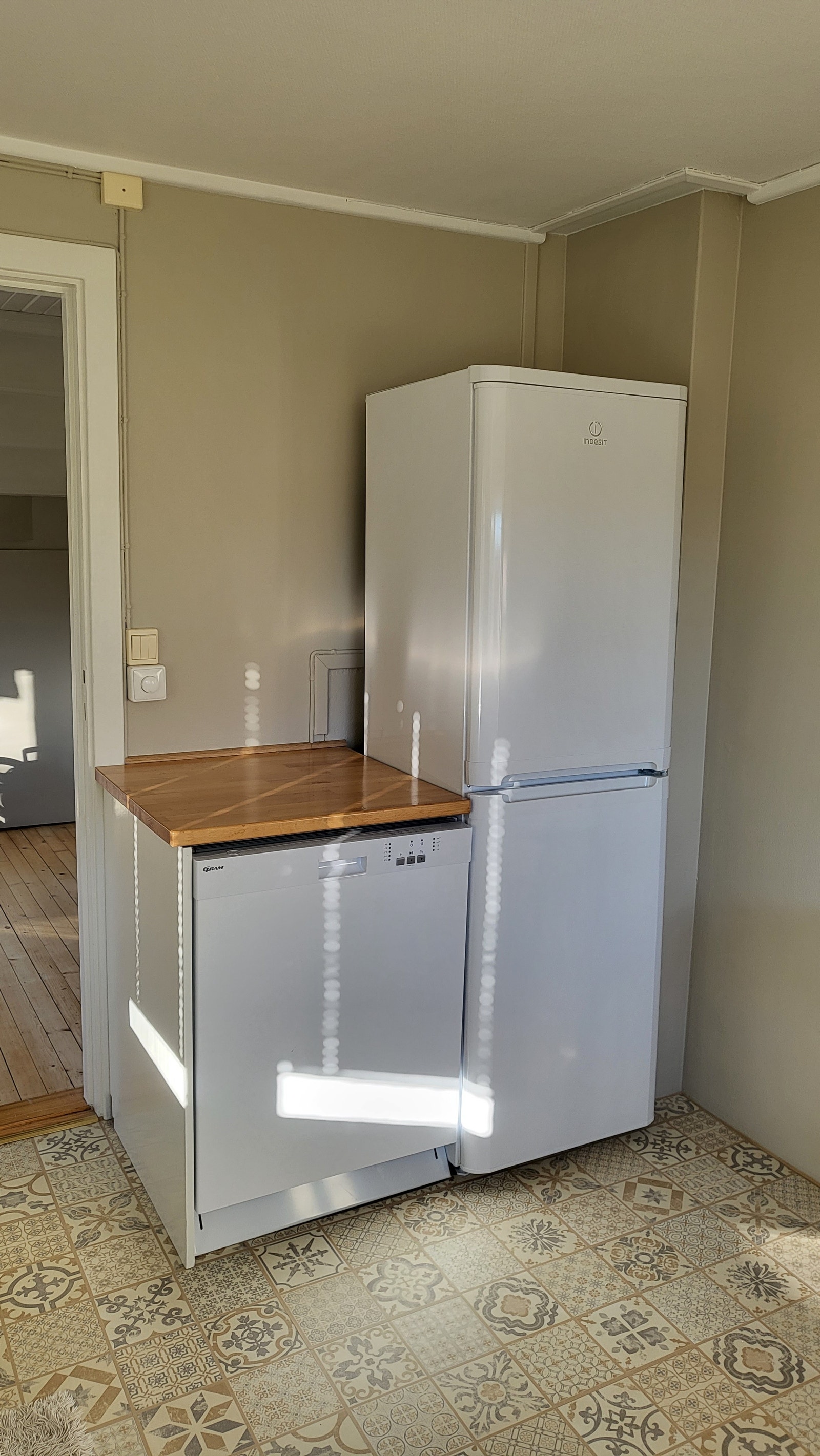 Kjøl/frys og oppvaskemaskin Galleribilde