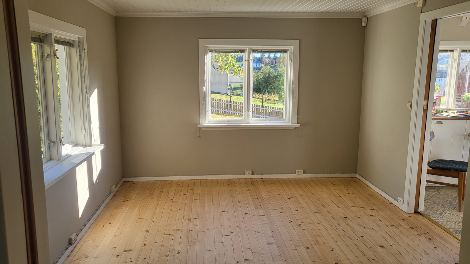 Stue 2 med inngang til kjøkken Galleribilde