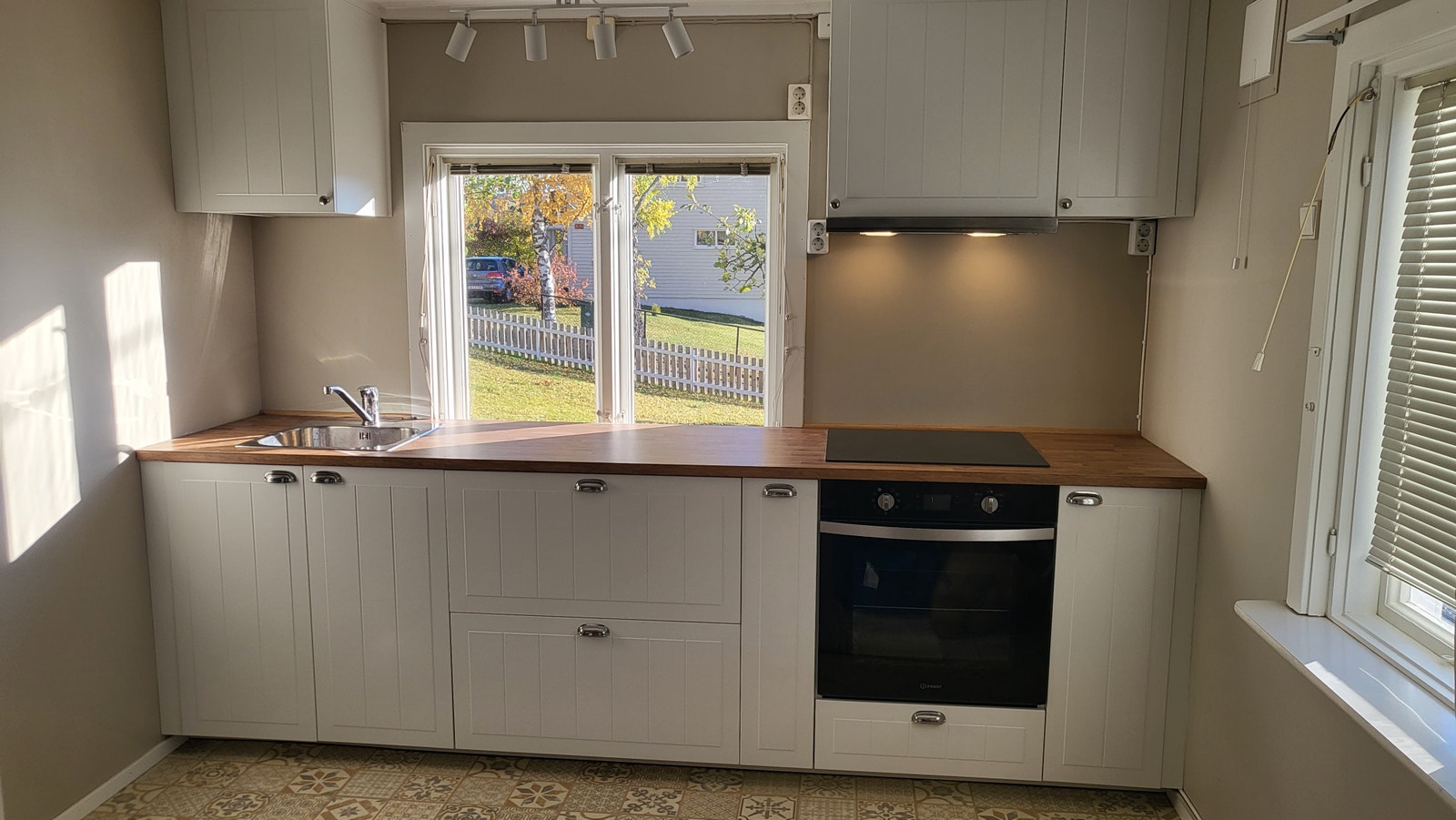 Kjøkken fra 2022 med integrerte hvitevarer Galleribilde