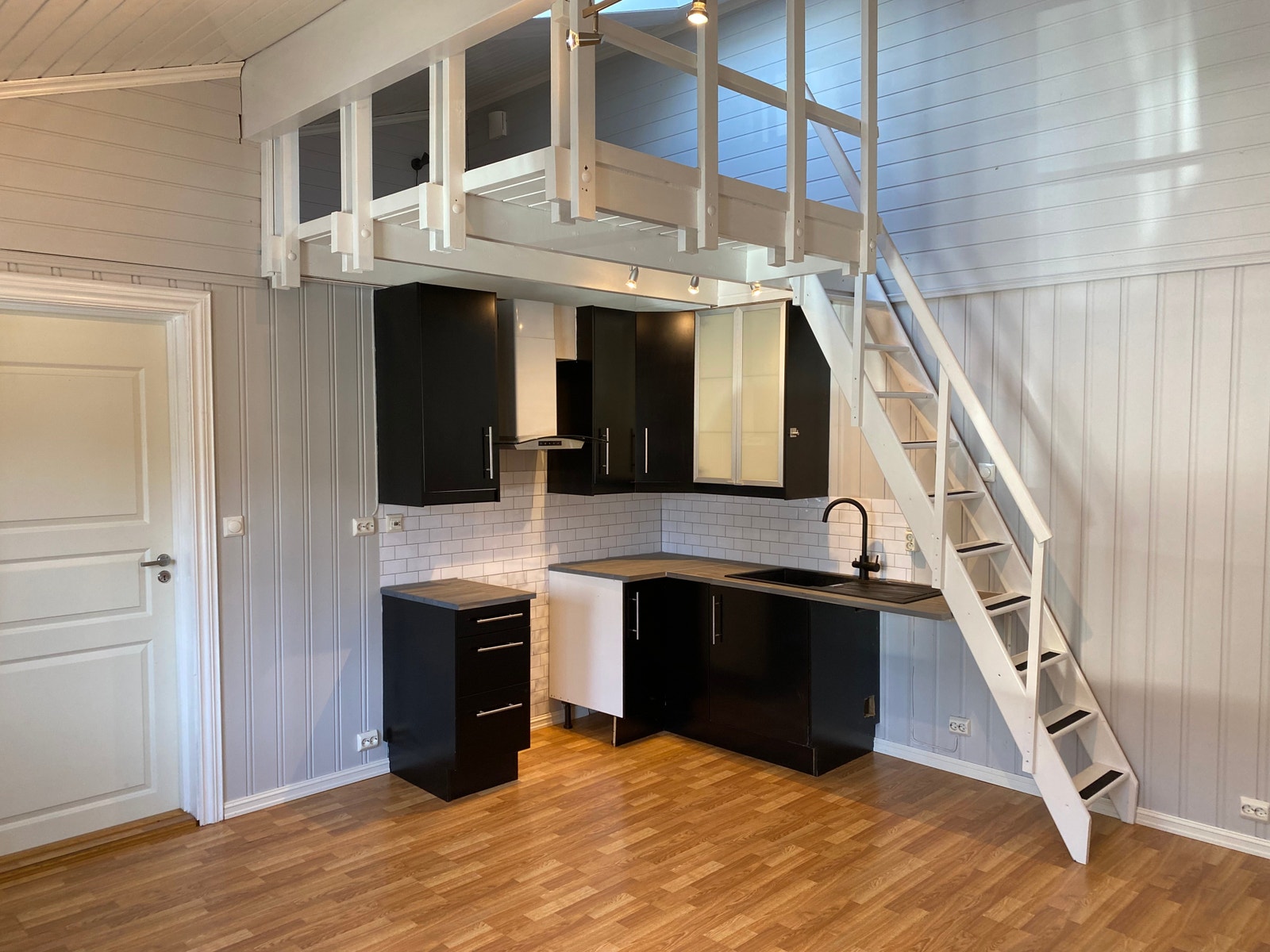 Koselig kjøkkenkrok med trapp opp til stor hems Galleribilde