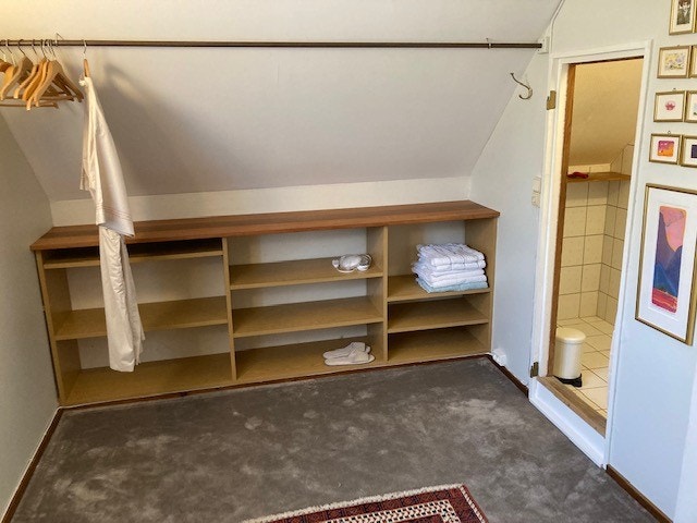 Soverom 1 med inngang til dusj. Galleribilde