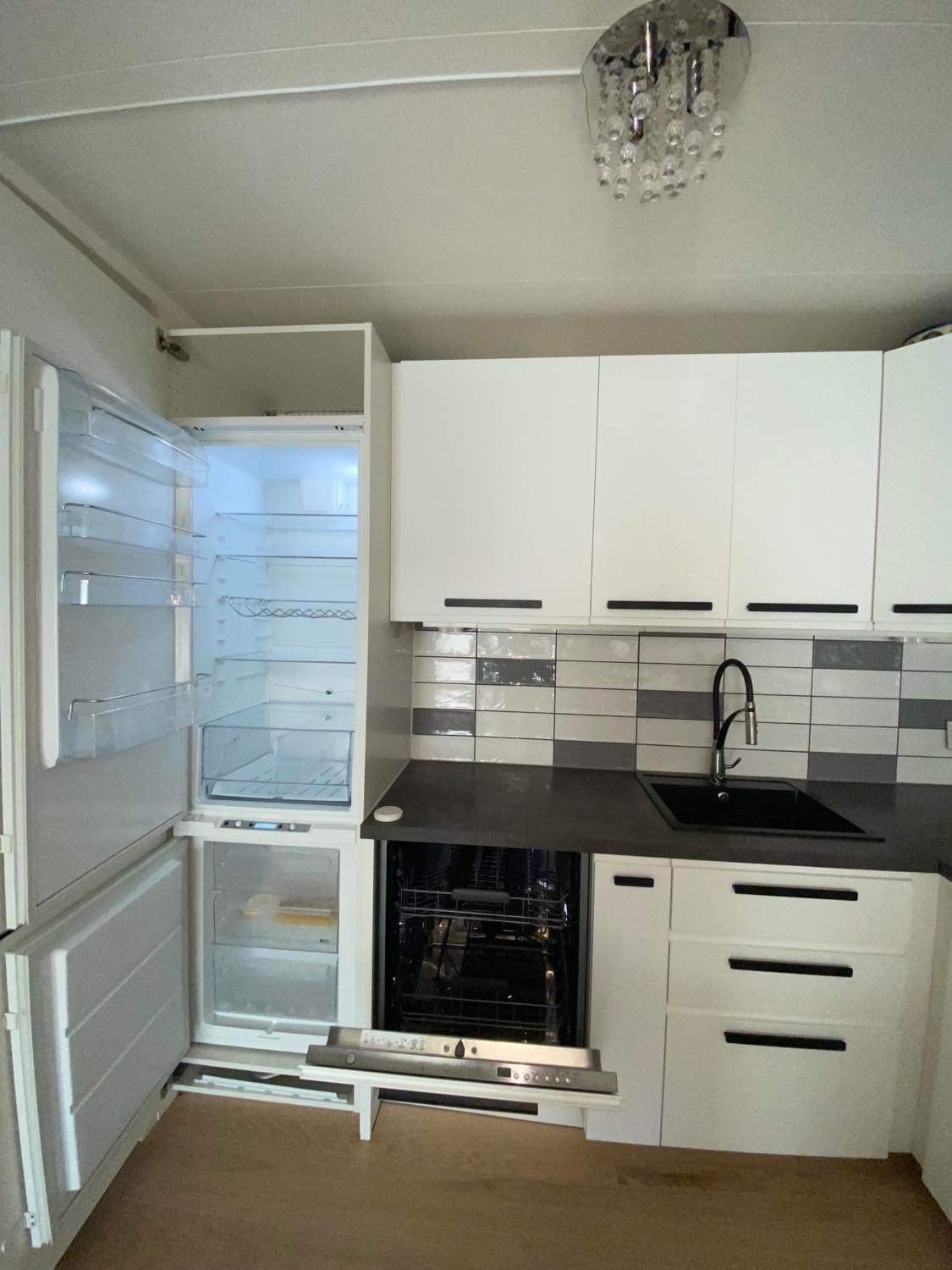 Kjøkken fra 2020 med hvitevarer og ekstra fryser Galleribilde