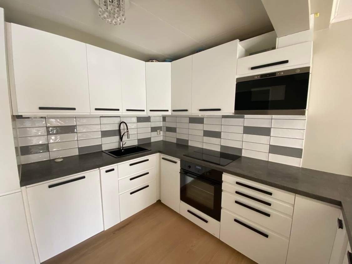 Kjøkken fra 2020 med hvitevarer og ekstra fryser Galleribilde