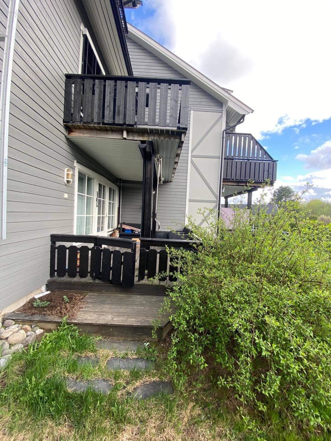 Terrasse med hage og persienne Galleribilde